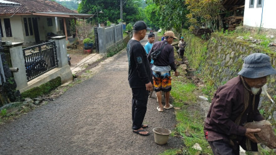 WARGA KP CIBENDA SWADAYA PERBAIKI SALURAN AIR JALAN KABUPATEN